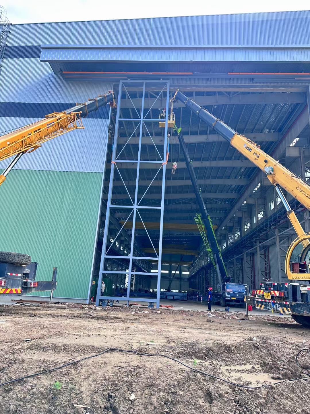 Large industrial sectional door being installed on a warehouse — wholesale from Sunotech China